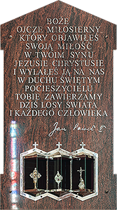 Tablica z tekstem modlitwy papieskiej i relikwiarzami z relikwiami Św. Siostry Faustyny, Bł. Jana Pawła II i Bł. ks. Michała Sopoćki