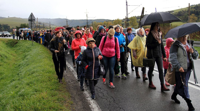 7 października przeszło sto osób z naszej parafii, wzięło udział w ogólnopolskiej akcji modlitewnej - Różaniec do granic (07.10.2017r.), zdj. Dariusz Toroń.
