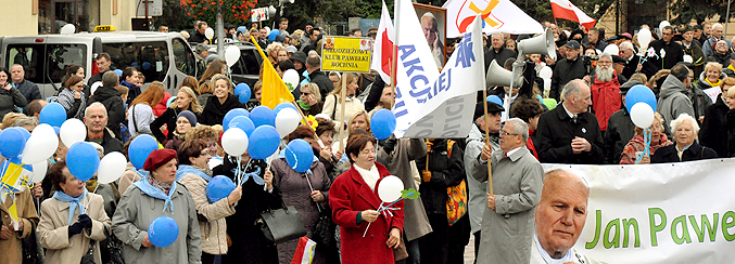 W VII Diecezjalnym Marszu dla Å»ycia i Rodziny udziaÅ� wziÄ�Å�o ponad dwa tysiÄ�ce osÃ³b (11.10.2015 r)