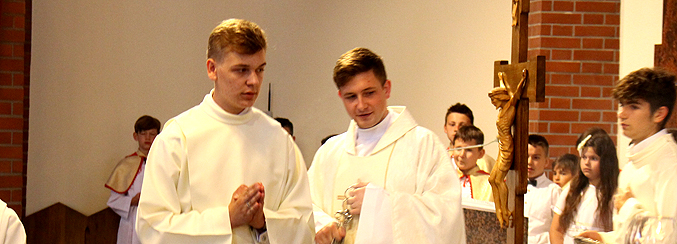 W Uroczystość Najświętszego Ciała i Krwi Pańskiej sumie sprawowanej o godz. 10.00 oraz procesji eucharystycznej przewodniczył ks. Krzysztof Kowalczyk (zdj.Krystian Zgraja).