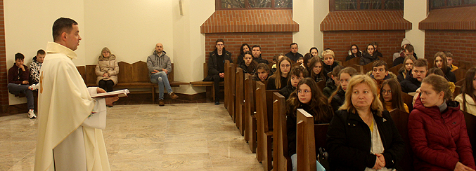 W każdy pierwszy piątek miesiąca o godzinie 20.00 w kaplicy NMP naszego kościoła młodzież uczestniczy w Eucharystii i wspólnotowej modlitwie (1.04.22r), zdj.K.Zgraja