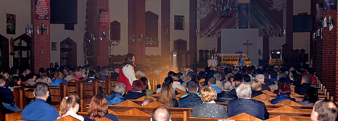 Zwieńczeniem odpustowych uroczystości było misterium „Tajemnica Eucharystii” wystawione przez GRUPĘ 25+ z towarzyszeniem chóru Gaudium o 20.15