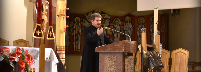 Ks. dr Marek Jawor, w czasie wygłoszonej po Mszy św. konferencji, w ramach VIII Tygodnia Biblijnego pomagał nam poznawać Pismo Święte, skłaniał do zastanowienia się nad Biblią jako Księgą, w której powinniśmy szukać i odkrywać prawdę (13.04.2016r), zdj.ks. Radosław Olejarz