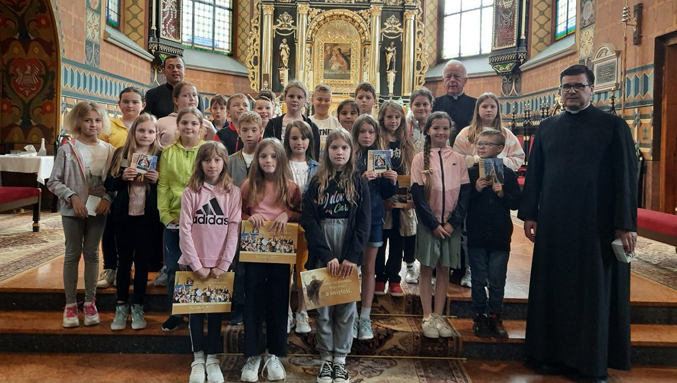 Co roku po przyjęciu pierwszej Komunii świętej dzieci z parafii Miłosierdzia Bożego w Brzesku udają się ze swoimi katechetami w pielgrzymce do chorzelowskiego sanktuarium (15.06.2022), zdj.arch.parafialne