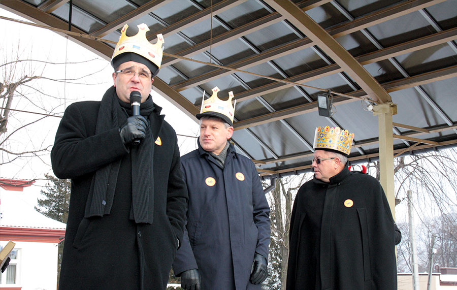 Uroczystość Objawienia Pańskiego - Trzech Króli - Brzesko - 06.01.2017 r. Stoją od lewej: Ks. Proboszcz Wojciech Werner, Pan Burmistrz Grzegorz Wawryka, Ks. Proboszcz Józef Drabik