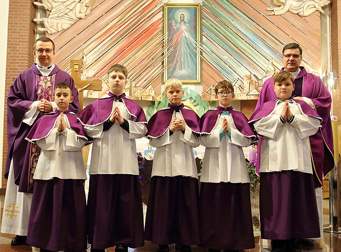 30 listopada w naszej parafialnej świątyni do grona ministrantów zostało włączonych 5 chłopców.