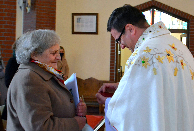 Biskup tarnowski Andrzej Jeż, w uznaniu zasług przyznał Pani Marii Janowskiej medal „Dei Regno Servire” (26.11.2020r), zdj.Krystian Zgraja
