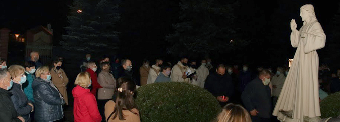 15 października, obchodziliśmy Dzień Dziecka Utraconego.Po Mszy św. nastąpiło procesyjne przejście ze ze zniczami pod figurę Jezusa Miłosiernego (zdj.Dariusz Toroń).