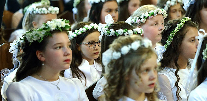 8 maja ponad 120 dzieci w dwóch grupach przystąpiło do Pierwszej Komunii Świętej (zdj. Dariusz Toroń).