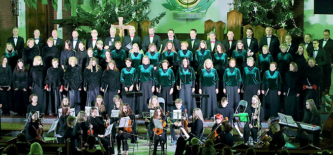 6 stycznia chóry, Gaudium i Salt Singers wraz z Orkiestrą Młodej Filharmonii z Krakowa, oraz solistami, pod Dyrekcją Tomasza Chmiela, wykonały najpiękniejsze, tradycyjne kolędy (zdj.Dariusz Toroń).