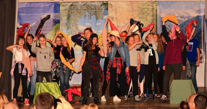 Koło teatralne „Stonoga” z udziałem młodzieżowej Grupy Teatralnej GT wystawiło 16 października br. w parafialnej sali teatralnej spektakl „Tyle nam po Nim zostało”(zdj.Dariusz Toroń).