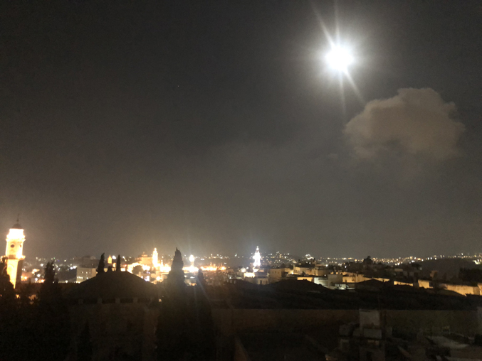 Księżyc nad Betlejem. W oddali Bazylika Narodzenia.