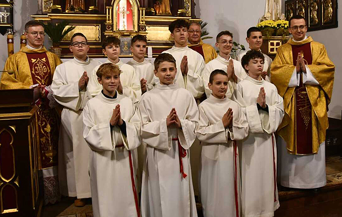 29 listopada do Sanktuarium św. Jakuba w Brzesku do grona lektorów zostało włączonych 10 młodzieńców z naszej parafii.