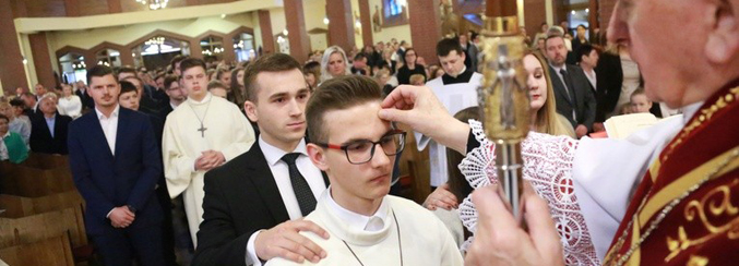 Sakramentu bierzmowania zgromadzonej młodzieży, udzielił ksiądz arcybiskup Henryk Nowacki (26.04.2018r), zdj. Grzegorz Brożek/Foto Goś