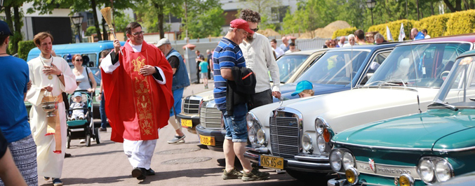 Po Eucharystii ks. Wojciech poświęcił klasyki wypełniające plac kościelny i przyległe parkingi (zdj. Grzegorz Brożek/Foto Gość)