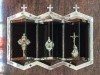 Zbliżenie na gablotę z relikwiarzami zawierającymi relikwie, od lewej: Bł. ks. Michała Sopoćki, Św. Siostry Faustyny oraz Bł. Jana Pawła II